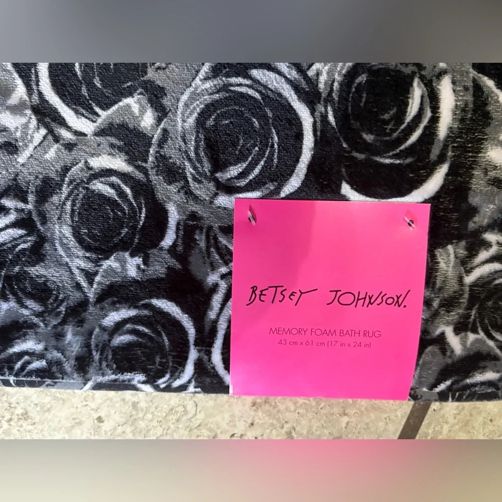 NWT Betsey Johnson Black Rose Memory Foam Bsth Mat
